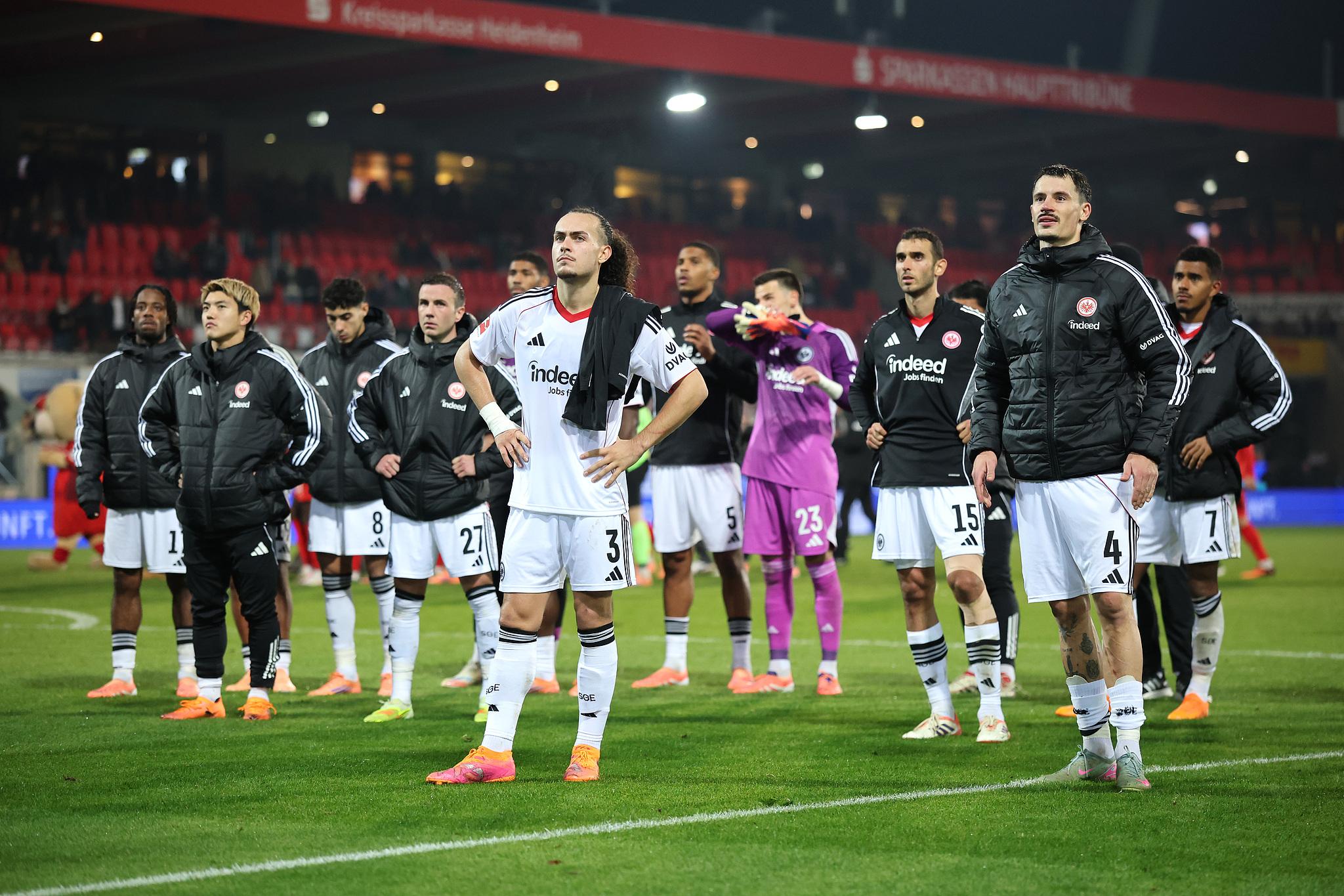 开云体育app-法兰克福球迷在桑托斯再次失误后爆发——队友也很生气