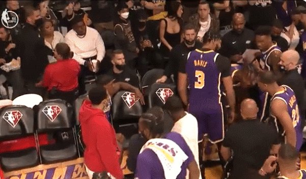 开云体育app-湖人冲突为何而起？浓眉侵略性不足被霍华德聊破防