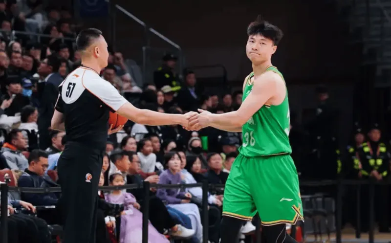 开云体育app-鄢手骐全场6投5中、三分3中3砍下15分2篮板3助攻2抢断