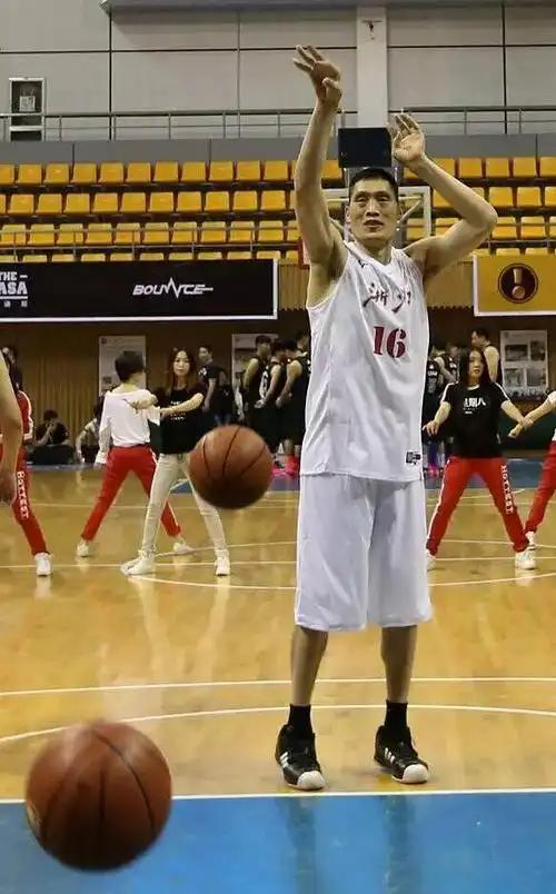 开云-他是男篮名宿,拿过篮板王,如今儿子也进CBA,成为顶级中锋|余乐平|篮球|浙江队|中国男篮|浙江男篮_新浪体育_新浪新闻