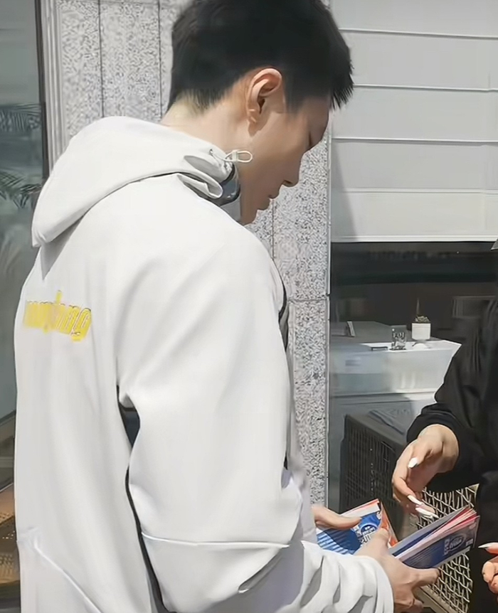胡明轩做出1个重要的决定,球迷很开心!|广东队|广东男篮|山东男篮|青岛队|球票_新浪体育_新浪新闻
